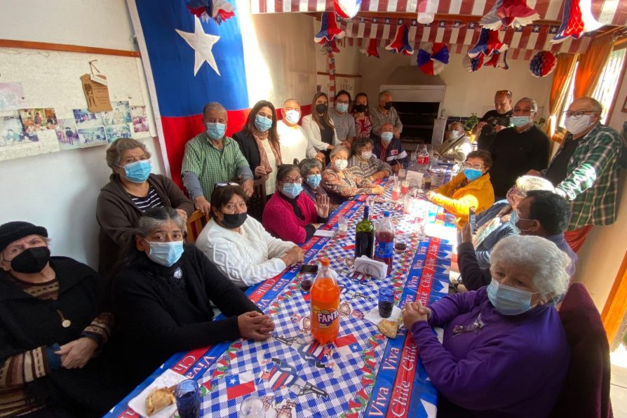 Club de adulto mayor recibe a la delegada presidencial para dar el vamos a la celebración de las Fiestas Patrias