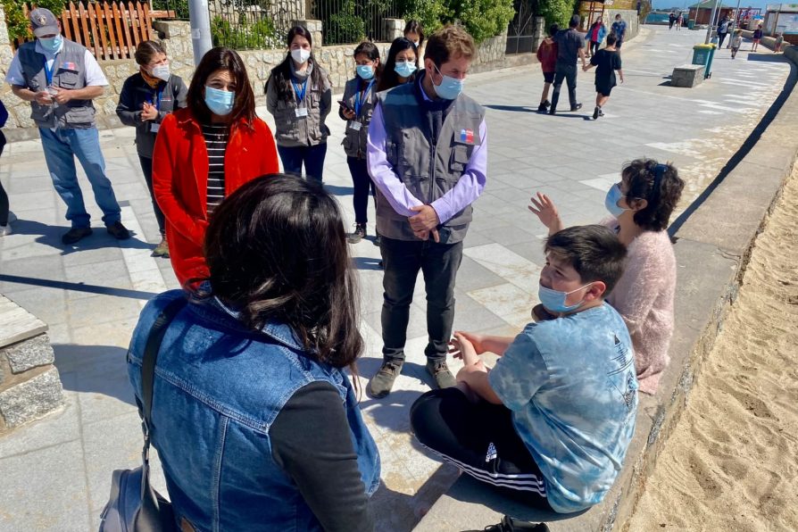 Delegada presidencial junto al seremi de Salud recorren playa de Algarrobo para informar a la comunidad en víspera de Fiestas Patrias