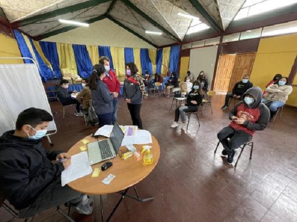 Autoridades visitan vacunatorio comunal de Las Dunas tras el aumento de casos en la provincia de San Antonio