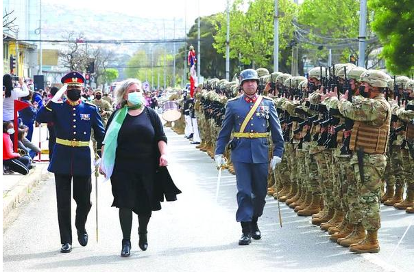 Delegada encabezó desfiles de Fiestas Patrias