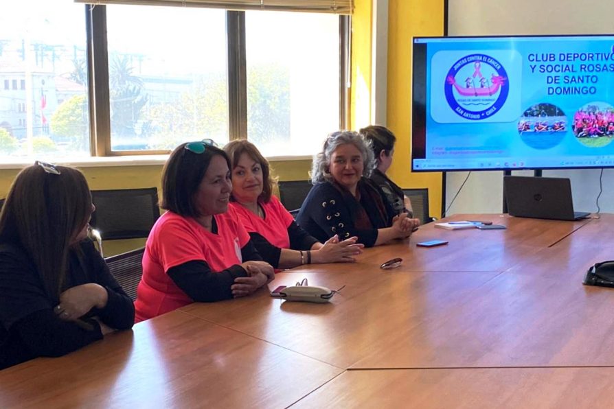 Remadoras sobrevivientes del cáncer de mama fueron reconocidas por delegada provincial en la víspera de viaje a Brasil para competencia continental